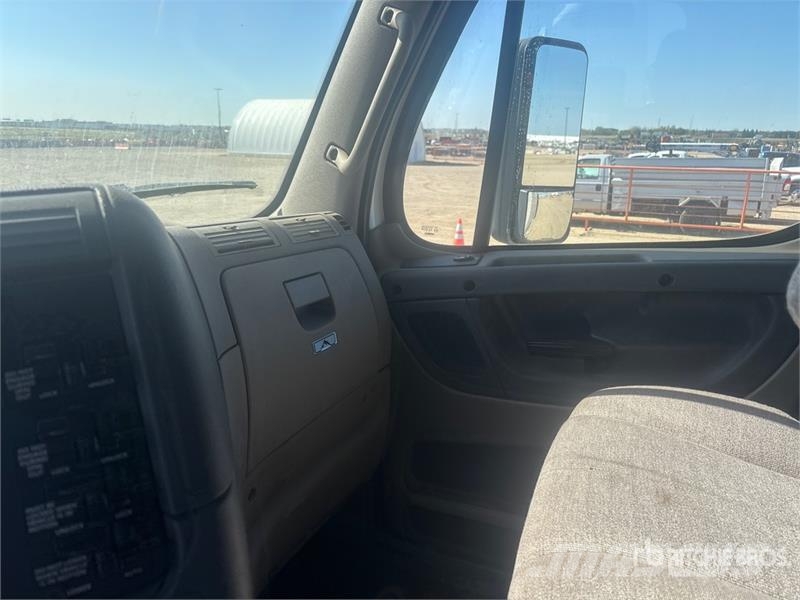 Freightliner Cascadia 125 6x4 Sleeper Car Carrier Truck Autotransporteri