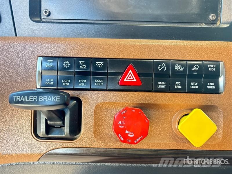 Freightliner Cascadia 126 T/A Sleeper Truck Tractor Влекачи