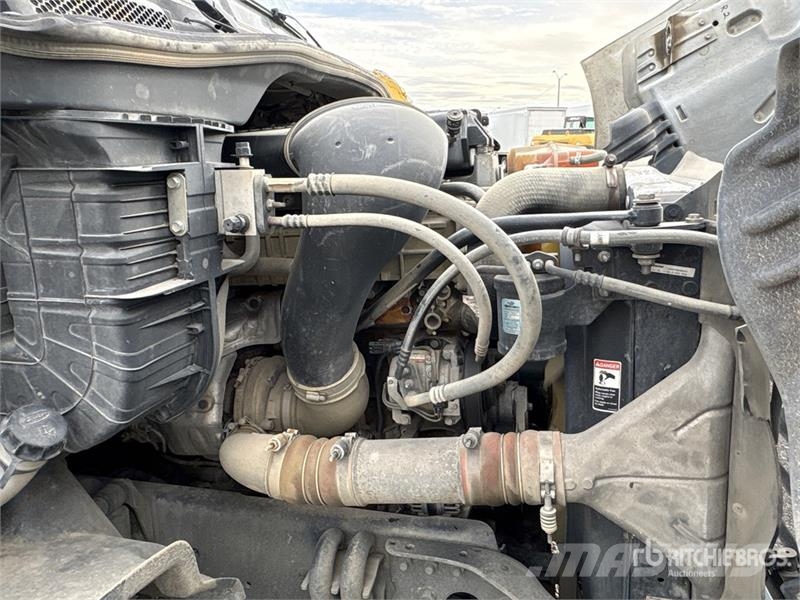 Freightliner Cascadia 4x2 S/A Day Cab Truck Tractor Тягачі