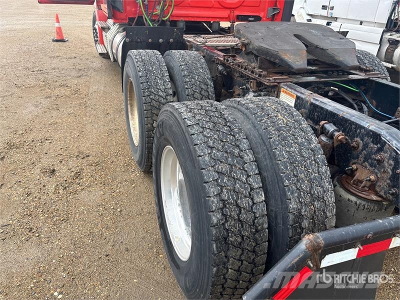 Freightliner Cascadia 126 6x4 T/A Sleeper Truck Tractor Vetopöytäautot