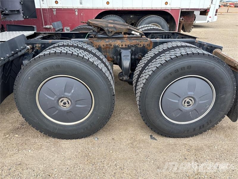 Freightliner Cascadia 126 6x4 T/A Sleeper Truck Tractor Sattelzugmaschinen