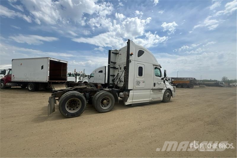 Freightliner Cascadia 126 6x4 T/A Sleeper Truck Tractor Trekkvogner