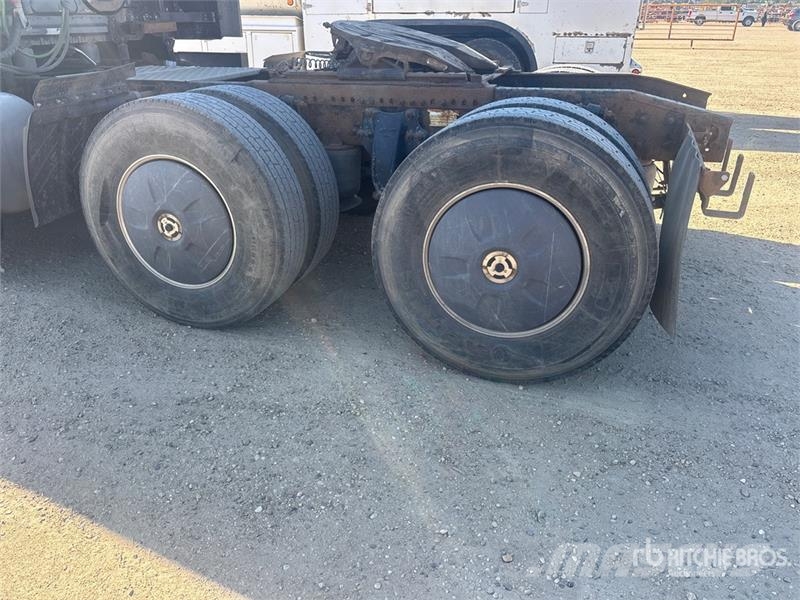 Freightliner Cascadia 126 6x4 T/A Sleeper Truck Tractor Тягачі