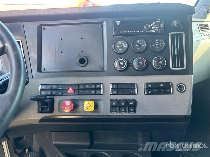 Freightliner Cascadia 126 6x4 T/A Sleeper Truck Tractor Traktorske jedinice