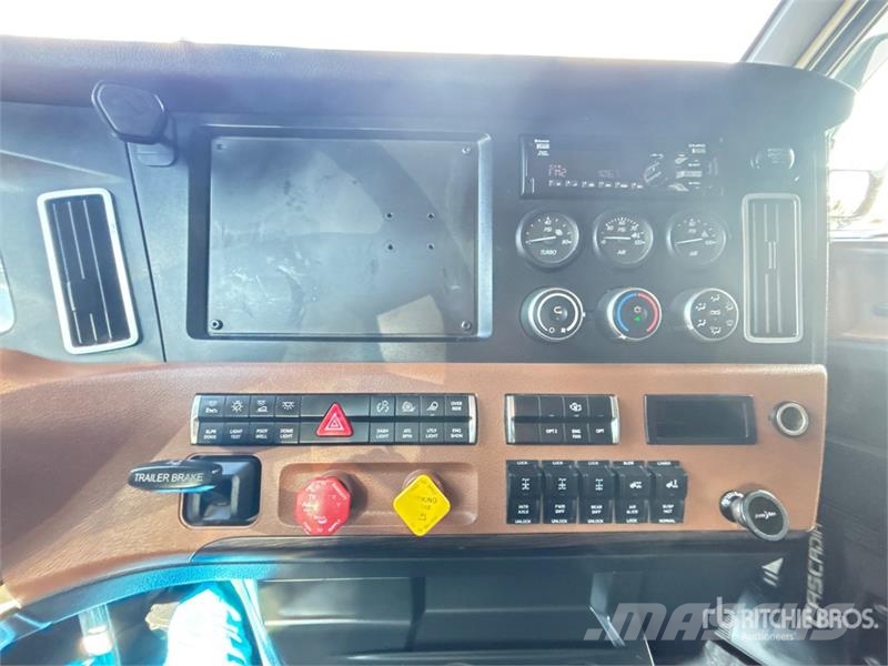 Freightliner Cascadia 126 6x4 T/A Sleeper Truck Tractor Τράκτορες