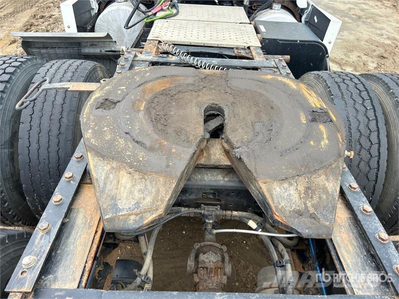 Freightliner Cascadia 126 6x4 T/A Sleeper Truck Tractor (Inoper وحدات الجر