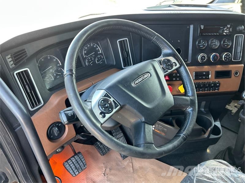 Freightliner Cascadia 126 6x4 T/A Sleeper Truck Tractor Влекачи