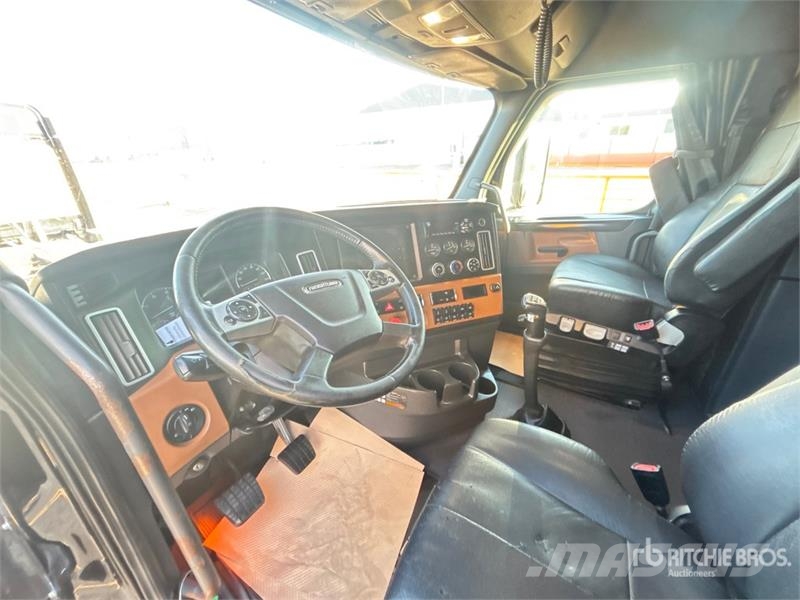 Freightliner Cascadia 126 T/A Sleeper Truck Tractor Влекачи