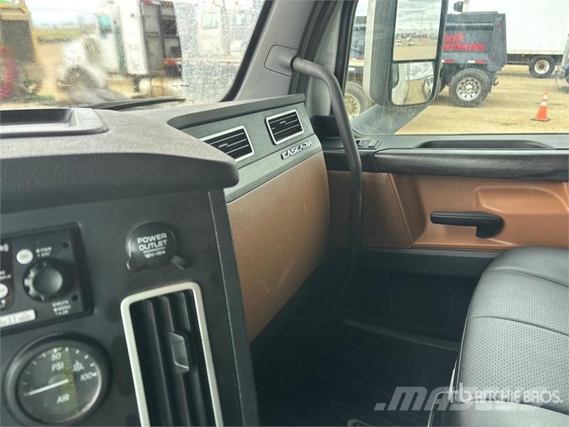 Freightliner Cascadia 126 6x4 T/A Sleeper Truck Tractor Vilcēji