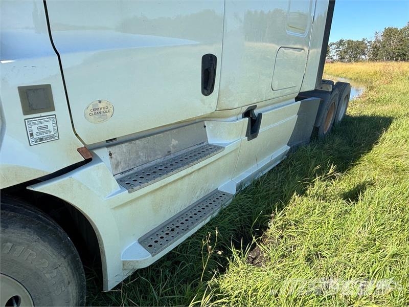 Freightliner Cascadia 126 6x4 T/A Sleeper Truck Tractor (Inoper Camiones tractor