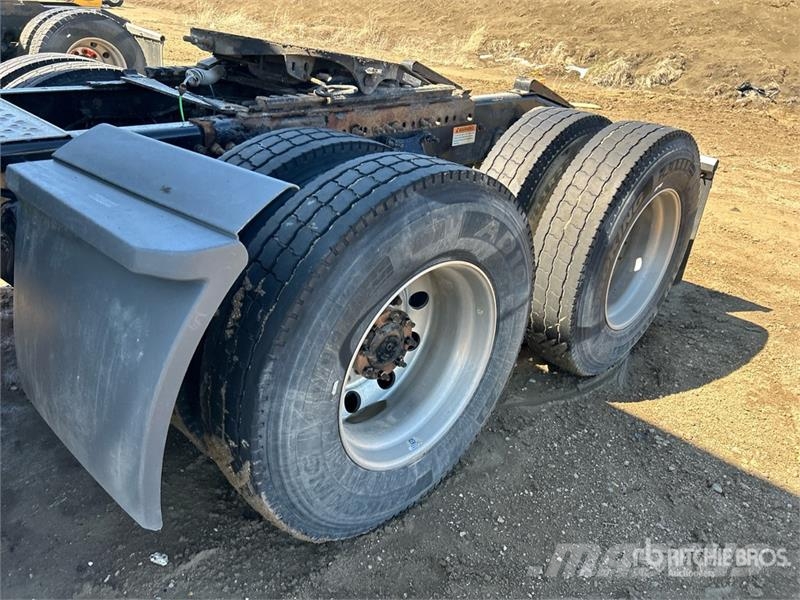 Freightliner Cascadia 6x4 T/A Sleeper Truck Tractor Vilcēji