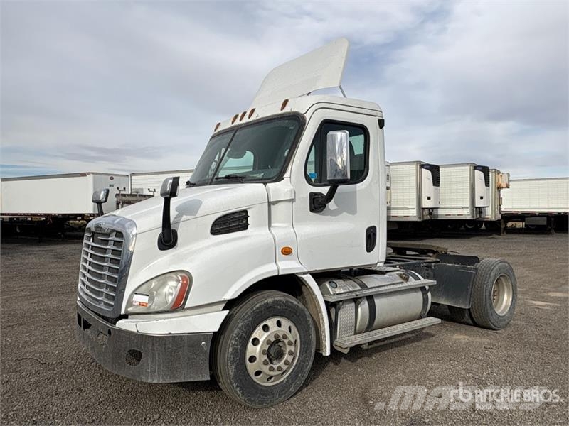 Freightliner Cascadia 4x2 S/A Day Cab Truck Tractor Тягачі