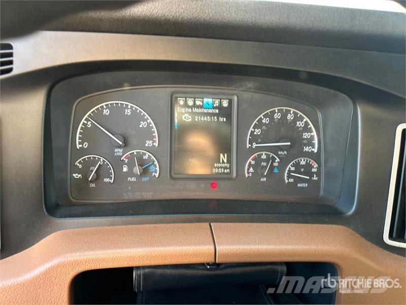 Freightliner Cascadia 126 6x4 T/A Sleeper Truck Tractor Cabezas tractoras