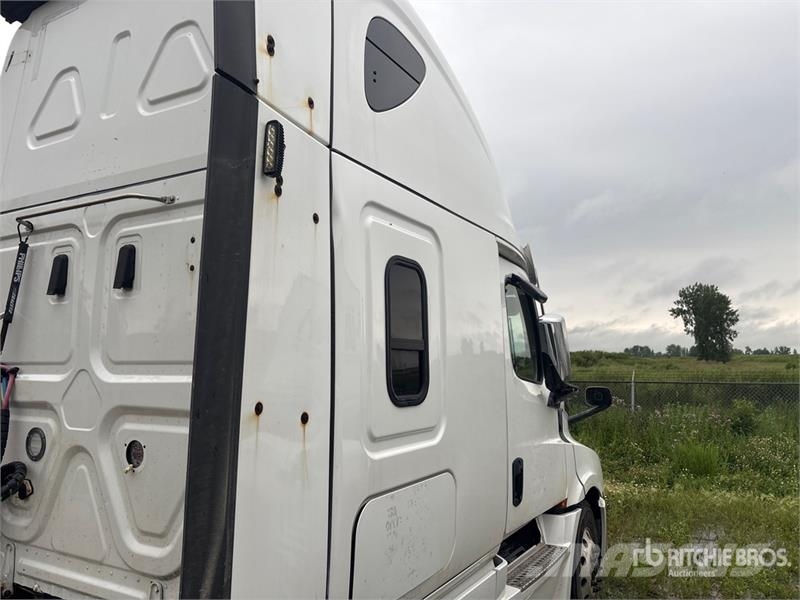 Freightliner Cascadia 126 6x4 T/A Sleeper Truck Tractor Autotractoare