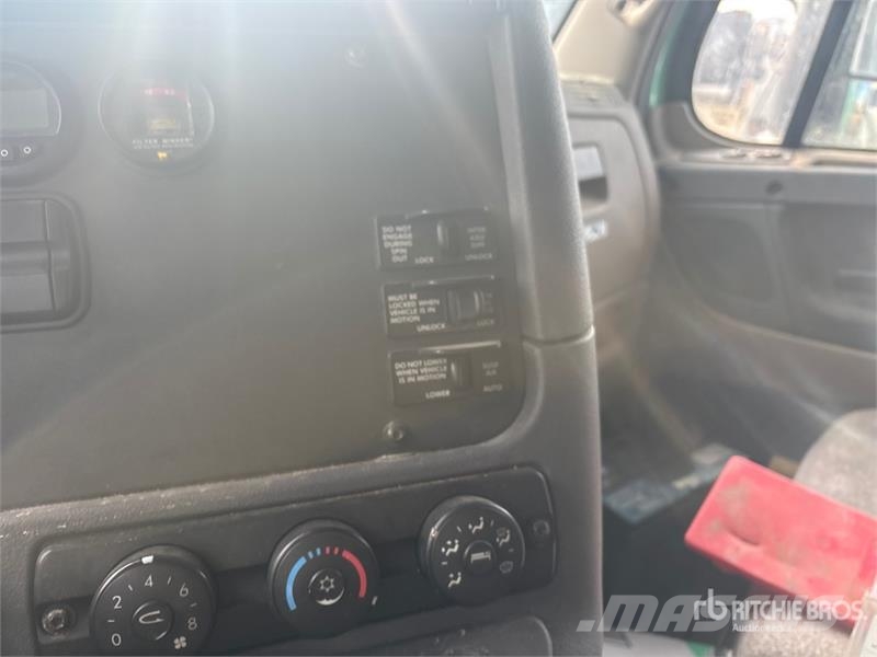 Freightliner Cascadia 125 6x4 T/A Sleeper Truck Tractor (Inoper Motrici e Trattori Stradali