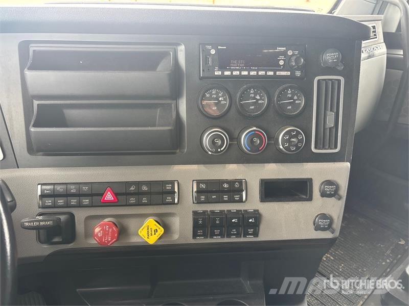 Freightliner Cascadia 126 6x4 T/A Sleeper Truck Tractor Dragbilar
