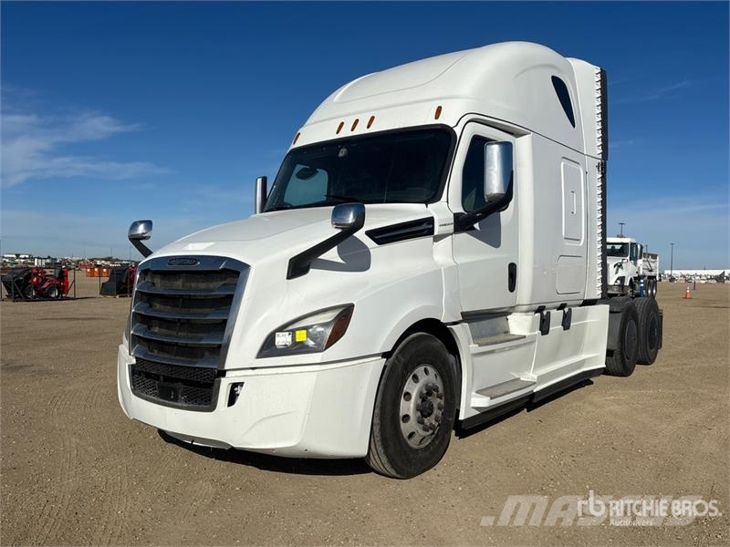 Freightliner Cascadia 126 6x4 T/A Sleeper Truck Tractor Vetopöytäautot