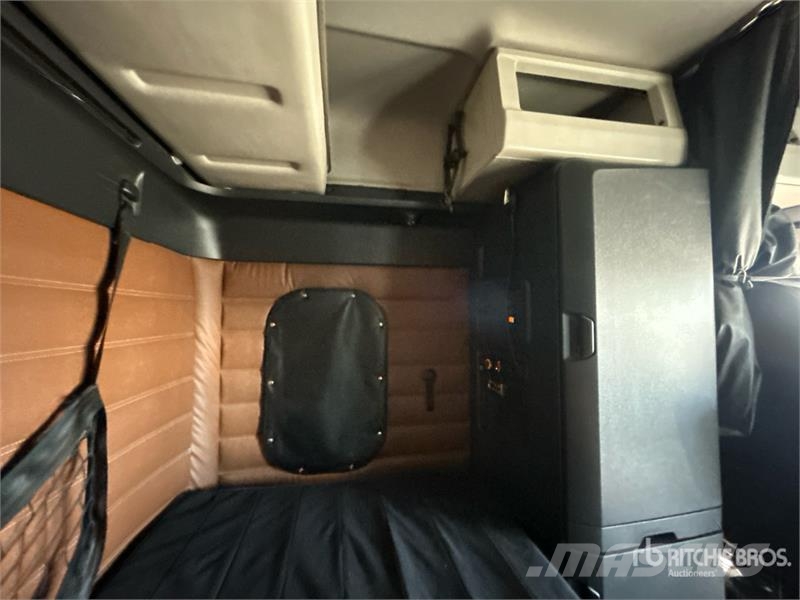 Freightliner Cascadia 126 6x4 T/A Sleeper Truck Tractor Traktorske jedinice