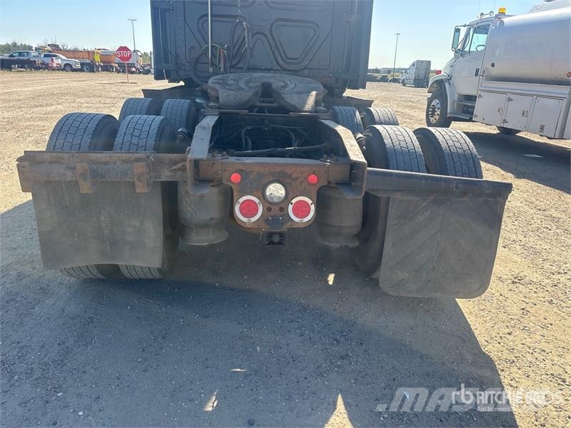 Freightliner Cascadia 126 6x4 T/A Sleeper Truck Tractor Тягачі