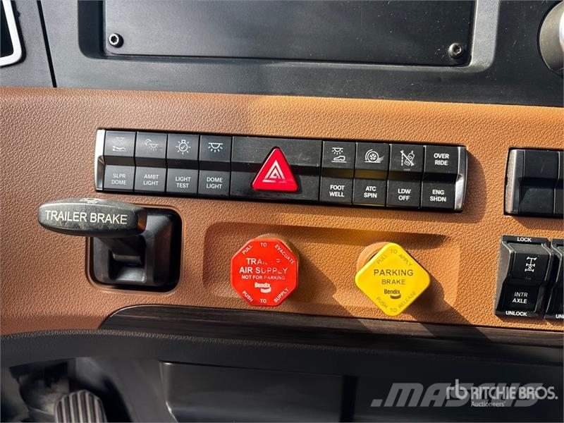 Freightliner Cascadia 126 6x4 T/A Sleeper Truck Tractor (Inoper Motrici e Trattori Stradali