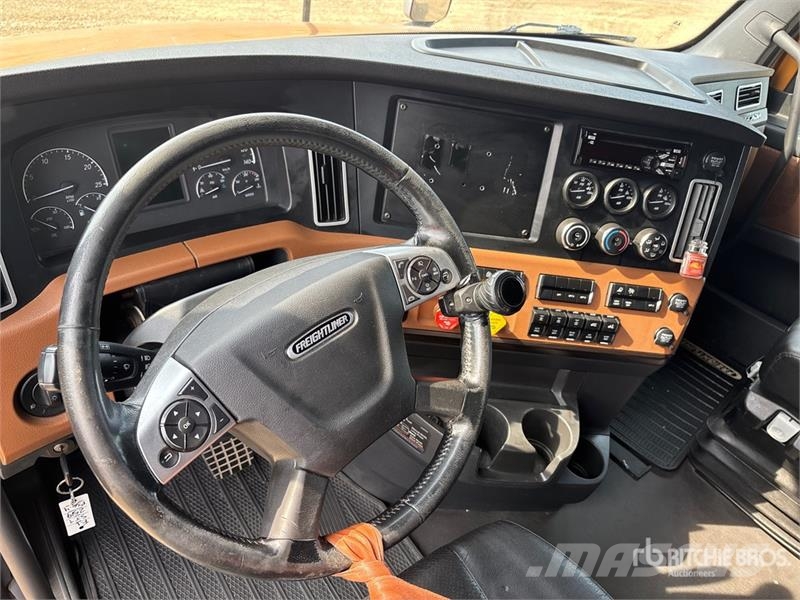 Freightliner Cascadia 126 6x4 T/A Sleeper Truck Tractor (Inoper Motrici e Trattori Stradali