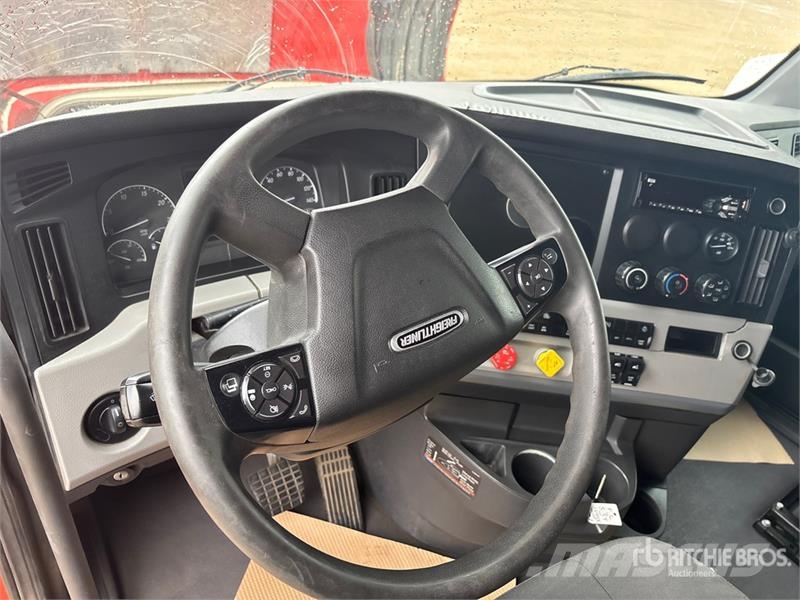 Freightliner Cascadia 126 6x4 T/A Sleeper Truck Tractor Vetopöytäautot