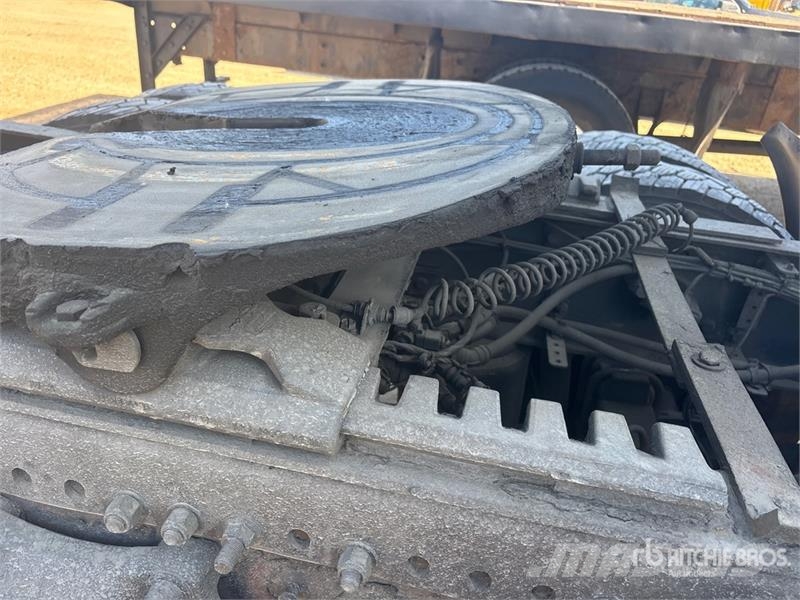 Freightliner Cascadia 126 6x4 T/A Sleeper Truck Tractor Тягачі