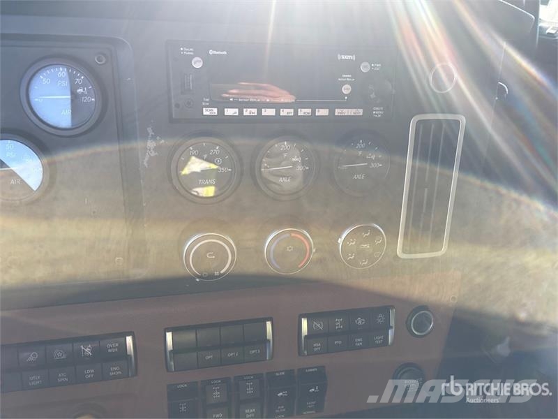 Freightliner Cascadia 126 6x4 T/A Sleeper Truck Tractor Cavalos mecânicos