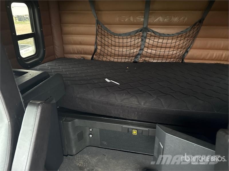Freightliner Cascadia 126 6x4 T/A Sleeper Truck Tractor Autotractoare