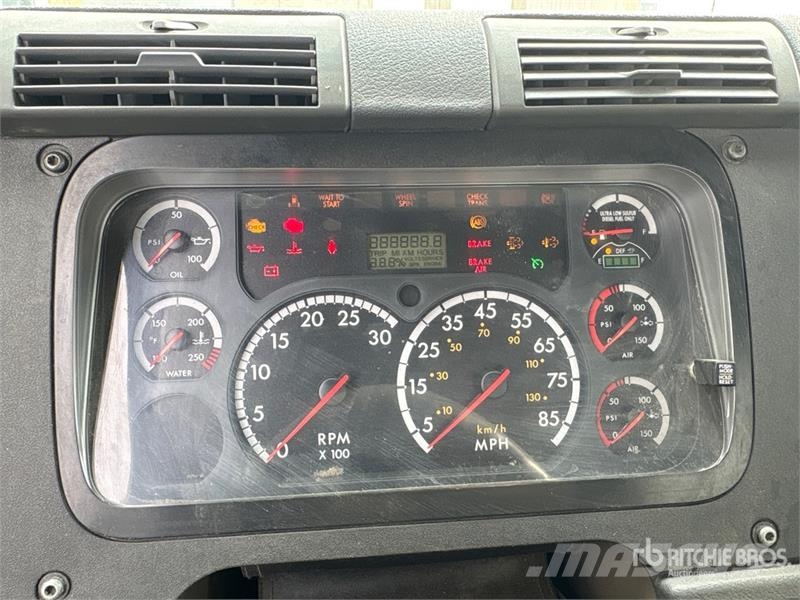Freightliner Cascadia 4x2 S/A Day Cab Truck Tractor Тягачі