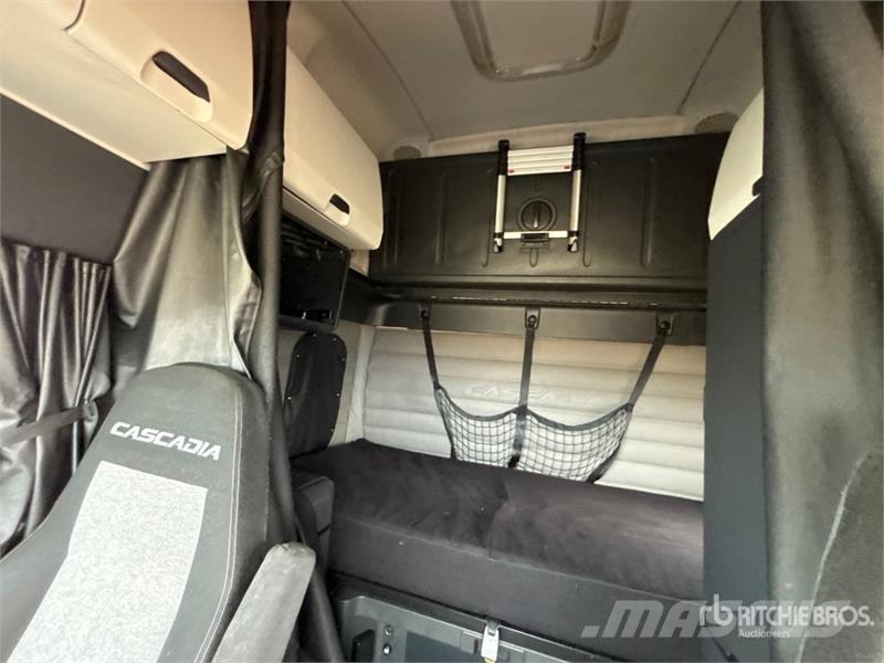 Freightliner Cascadia 126 6x4 T/A Sleeper Truck Tractor Sattelzugmaschinen