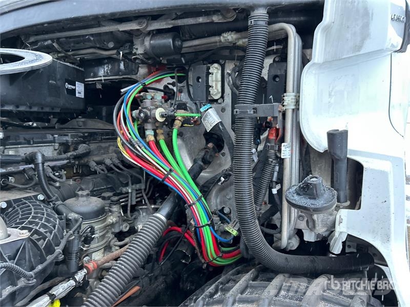 Freightliner Cascadia 126 6x4 T/A Sleeper Truck Tractor Naudoti vilkikai