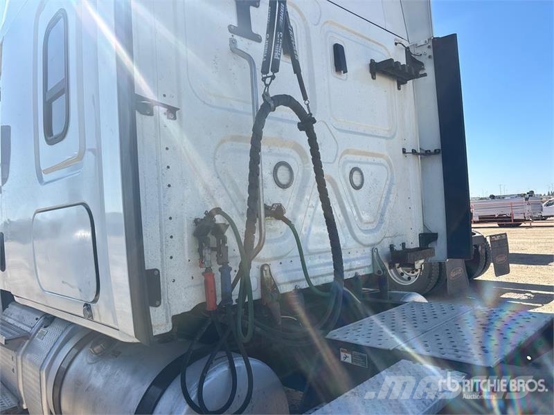 Freightliner Cascadia 126 6x4 T/A Sleeper Truck Tractor Тягачі