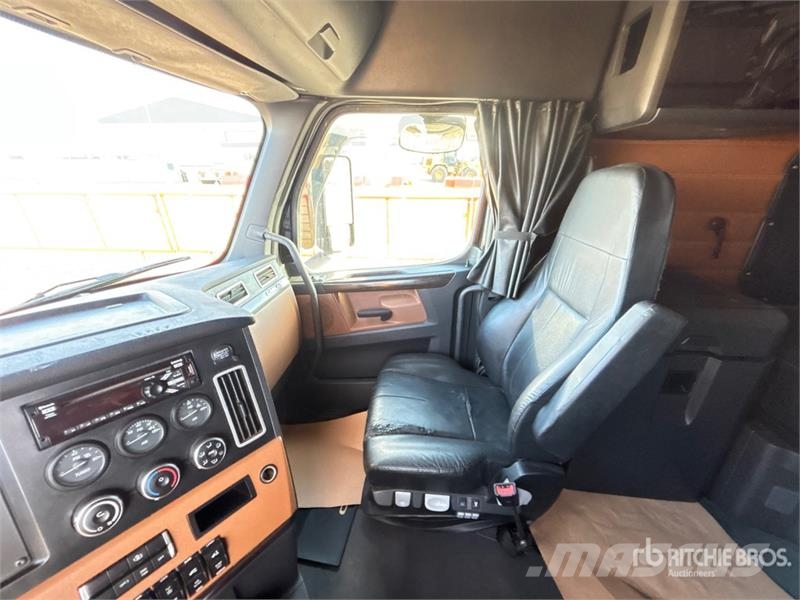 Freightliner Cascadia 126 6x4 T/A Sleeper Truck Tractor Седельные тягачи