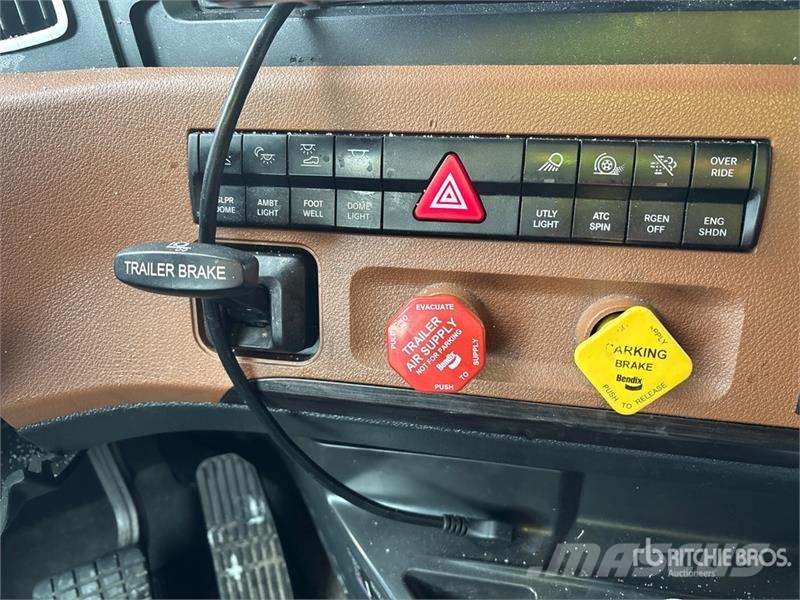 Freightliner Cascadia 126 6x4 T/A Sleeper Truck Tractor Тягачі