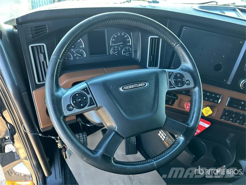 Freightliner Cascadia 126 6x4 T/A Sleeper Truck Tractor Седельные тягачи