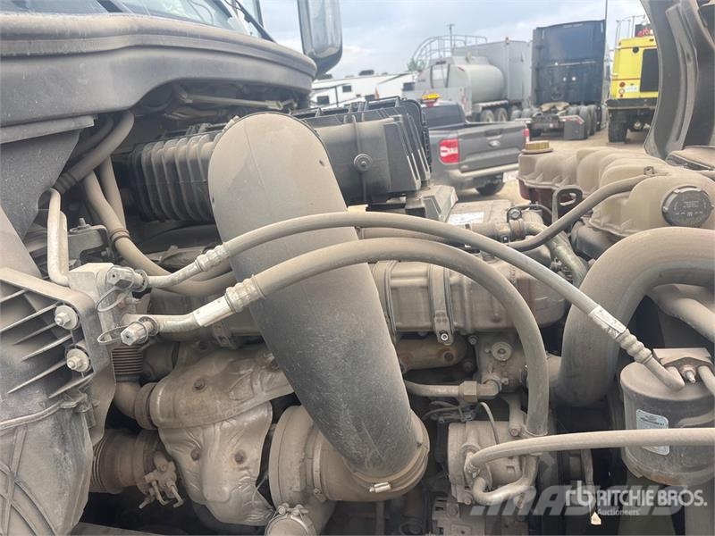 Freightliner Cascadia 126 6x4 T/A Sleeper Truck Tractor Trekkvogner