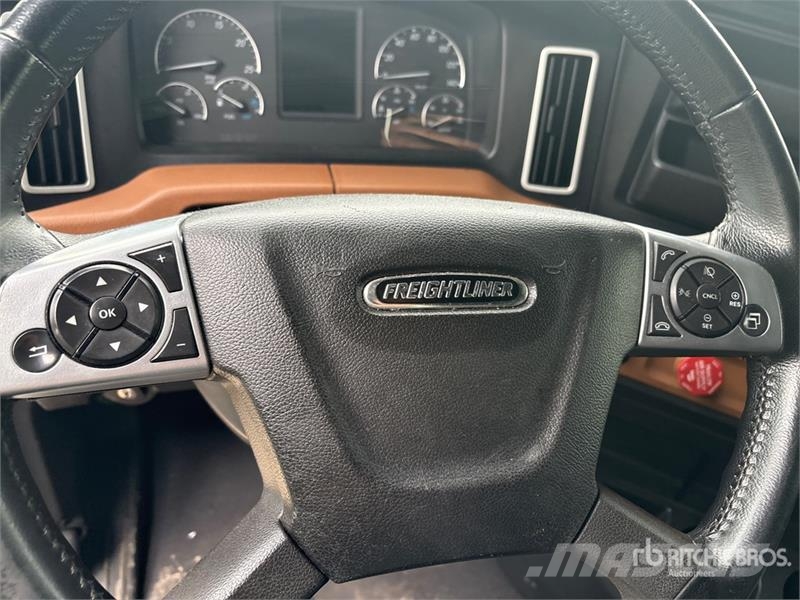 Freightliner Cascadia 6x4 T/A Sleeper Truck Tractor (Inoperable Cabezas tractoras