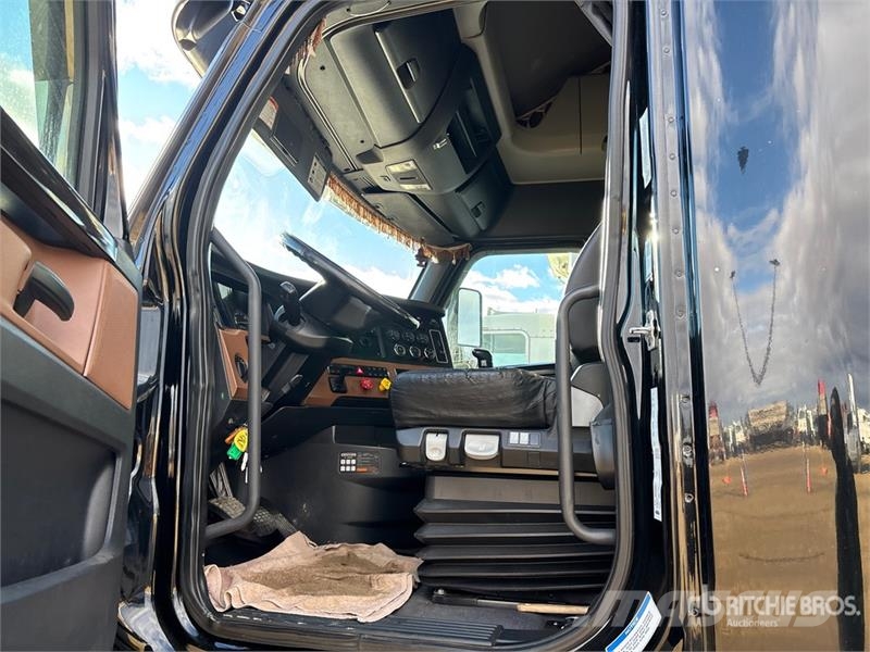 Freightliner Cascadia 126 6x4 T/A Sleeper Truck Tractor Traktorske jedinice