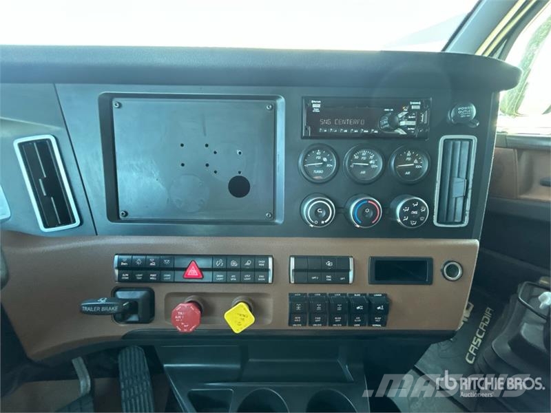 Freightliner Cascadia 126 6x4 T/A Sleeper Truck Tractor Влекачи