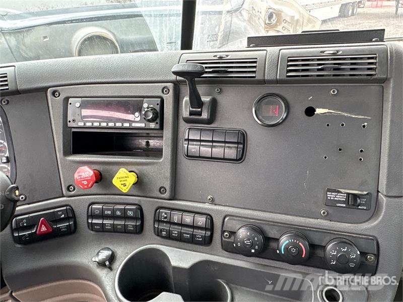 Freightliner Cascadia 4x2 S/A Day Cab Truck Tractor Тягачі