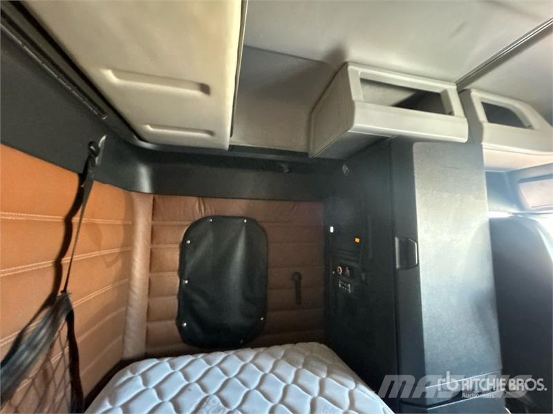 Freightliner Cascadia 126 6x4 T/A Sleeper Truck Tractor Седельные тягачи