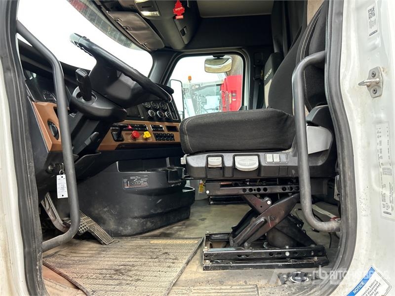 Freightliner Cascadia 126 6x4 T/A Sleeper Truck Tractor Tractor Units