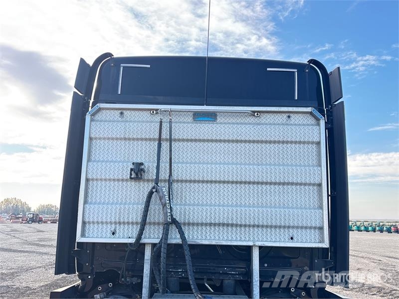 Freightliner Cascadia 126 6x4 T/A Sleeper Truck Tractor Седельные тягачи
