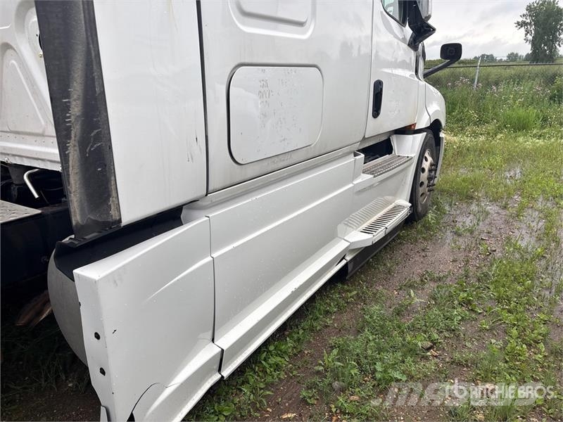 Freightliner Cascadia 126 6x4 T/A Sleeper Truck Tractor Autotractoare