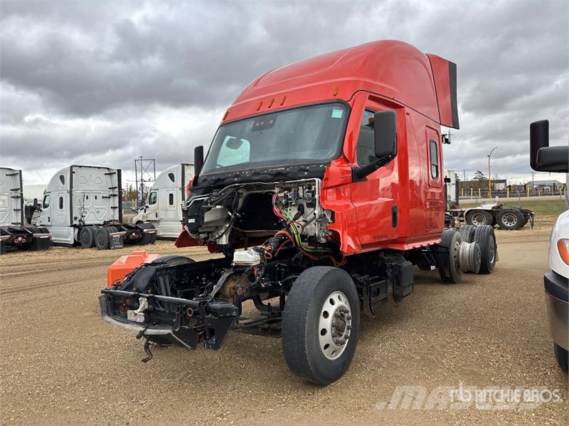 Freightliner Cascadia 126 6x4 T/A Sleeper Truck Tractor (Inoper Truck Tractor Units