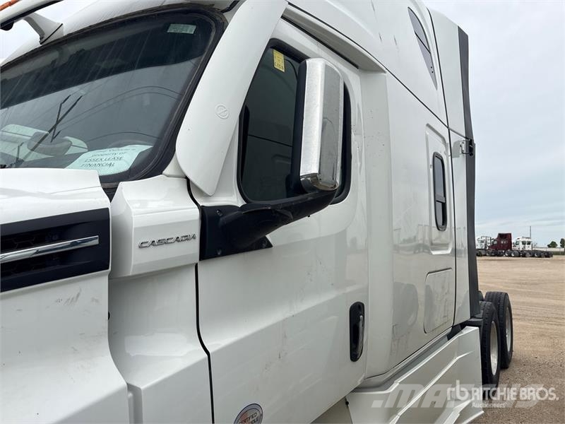 Freightliner Cascadia 6x4 T/A Sleeper Truck Tractor (Inoperable Cabezas tractoras
