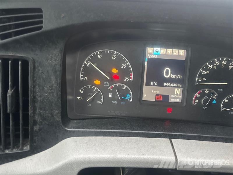 Freightliner Cascadia 126 6x4 T/A Sleeper Truck Tractor Tegljači