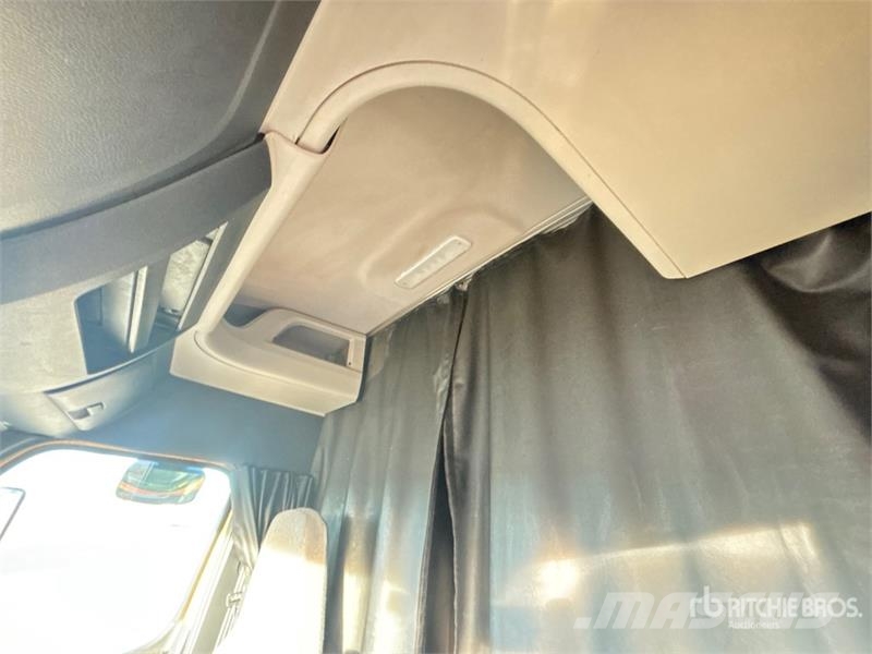 Freightliner Cascadia 126 6x4 T/A Sleeper Truck Tractor (Inoper Tegljači