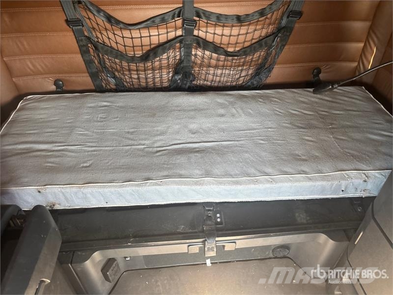Freightliner Cascadia 126 6x4 T/A Sleeper Truck Tractor Тягачі